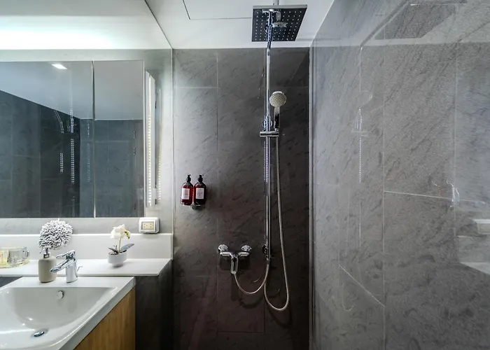 Luxury 2br With Sky Pool & Gym Near Bts Thong Lo 曼谷