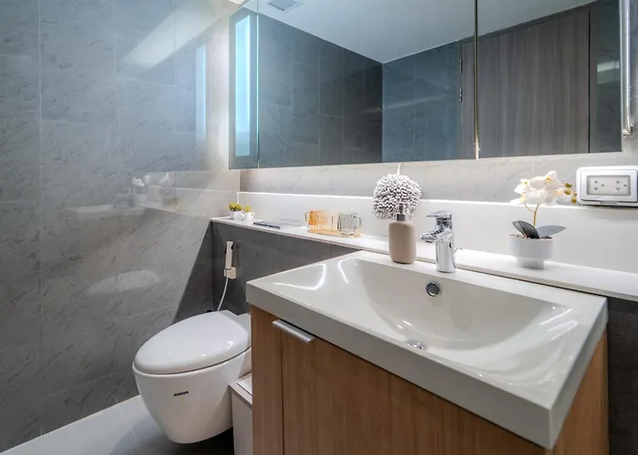 Luxury 2br With Sky Pool & Gym Near Bts Thong Lo 曼谷